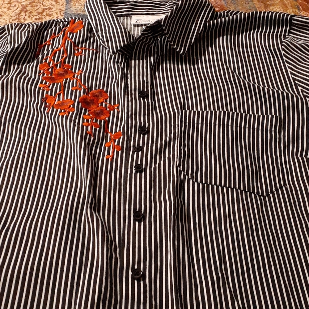 7th. Avenue New York and Company women blouse.